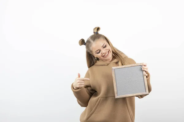 Menina Bonita Com Moldura Vazia Sobre Branco Foto Alta Qualidade — Fotografia de Stock