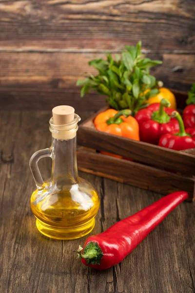 Houten Doos Met Verse Paprika Olijfolie Chili Peper Houten Ondergrond — Stockfoto