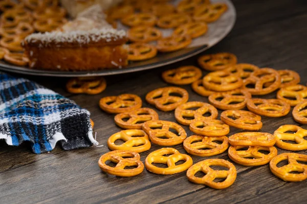 Salty Cracker Pretzels Sliced Pie Placed Wooden Table High Quality — Stock Photo, Image