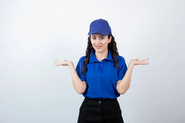 Una Joven Partera Con Uniforme Azul Pie Posando Foto Alta —  Fotos de Stock