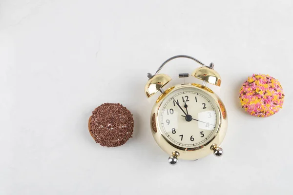 Délicieux Guimauves Avec Saupoudrer Horloge Sur Fond Noir Photo Haute — Photo