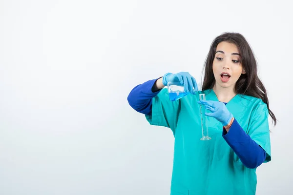 化学ボトルを持った医療用手袋の若い看護師 高品質の写真 — ストック写真