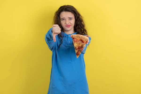 Foto Der Schönen Jungen Mädchen Mit Stück Pizza Posiert Und — Stockfoto