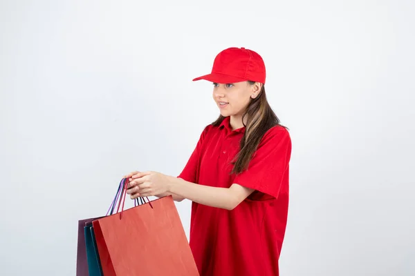 穿着红色T恤 头戴帽子 头戴购物袋的女孩 — 图库照片