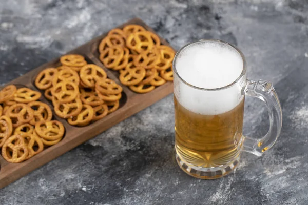 Bretzels Kex Med Salt Och Mugg Placeras Sten Bakgrund Högkvalitativt — Stockfoto