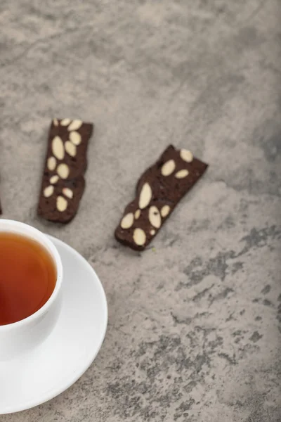 Una Taza Negro Pan Rebanado Con Nueces Colocadas Una Mesa —  Fotos de Stock