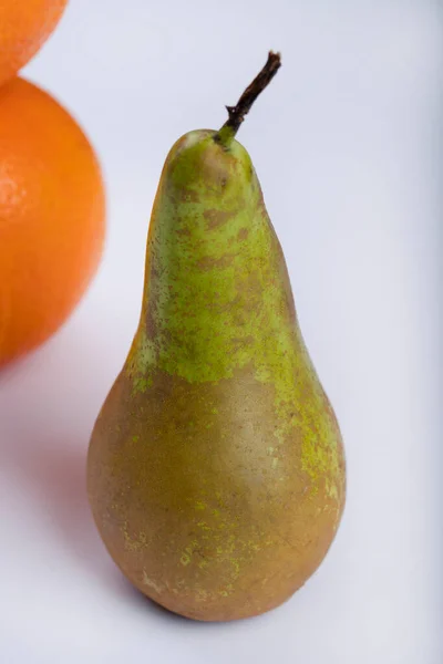 Leckere Ganze Grüne Birne Mit Orangen Auf Weißem Hintergrund Hochwertiges — Stockfoto