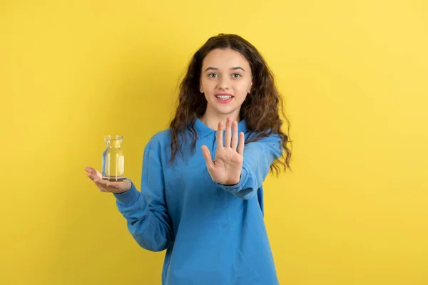 Foto Ung Lockig Tonåring Blå Tröja Håller Glas Vatten Visar — Stockfoto