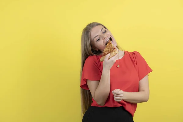 Immagine Una Donna Seducente Che Mangia Pezzo Deliziosa Pizza Foto — Foto Stock