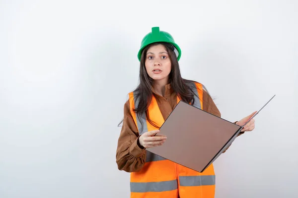 Ingenieurin Orangefarbener Weste Und Grünem Hut Mit Schwarzem Klemmbrett Hochwertiges — Stockfoto