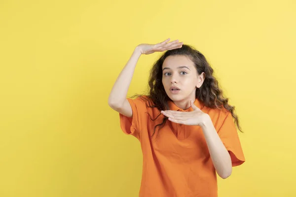 Foto Menina Adolescente Encaracolado Shirt Laranja Olhando Para Câmera Fundo — Fotografia de Stock