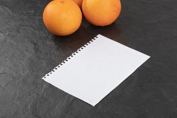 Friss Egészséges Narancs Fekete Alapon Izolált Papírlapokkal Kiváló Minőségű Fénykép — Stock Fotó