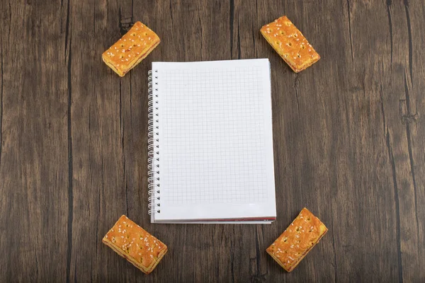 Süße Cracker Mit Sesam Und Weißem Notizbuch Auf Dem Holztisch — Stockfoto