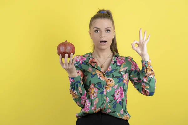 Obrázek Mladé Ženy Granátovým Jablkem Dávat Znamení Žlutém Pozadí Kvalitní — Stock fotografie