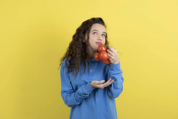 Νεαρή Έφηβη Μπλε Μπλούζα Που Ποζάρει Κόκκινες Ντομάτες Και Σκέφτεται — Φωτογραφία Αρχείου