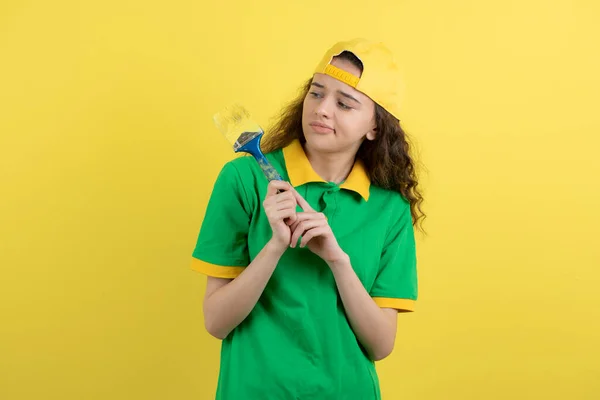 Hermosa Chica Adolescente Gorra Amarilla Mirando Desordenado Pincel Sobre Pared —  Fotos de Stock