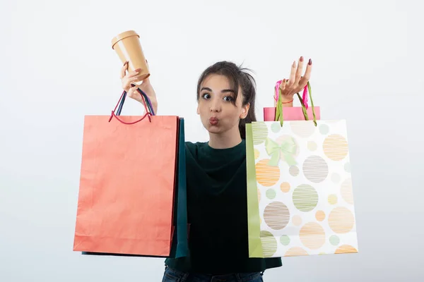 Portret Van Een Jonge Vrouw Met Kleurrijke Boodschappentassen Met Een — Stockfoto