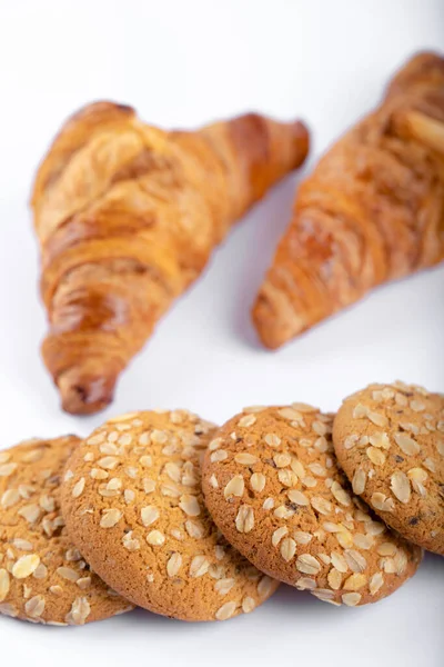 Dos Cruasanes Frescos Sabrosos Con Galletas Avena Colocadas Sobre Fondo — Foto de Stock