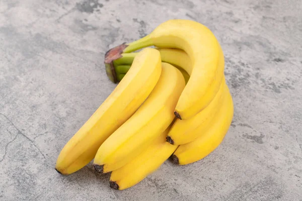 Свежий Банановый Кластер Изолирован Каменном Фоне Высокое Качество Фото — стоковое фото