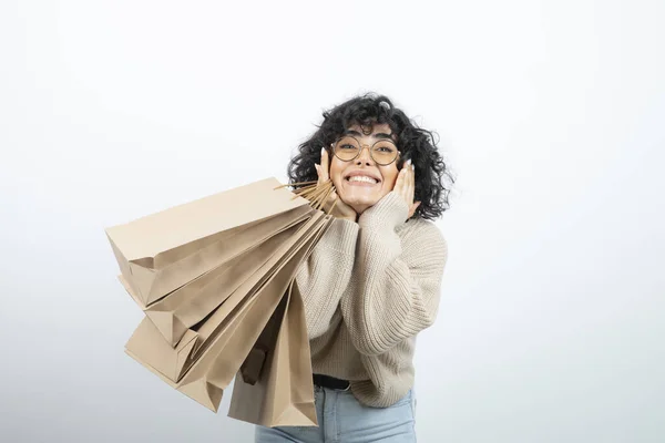 Εικόνα Της Μελαχρινής Γυναίκας Γυαλιά Που Κρατάει Τσάντες Για Ψώνια — Φωτογραφία Αρχείου