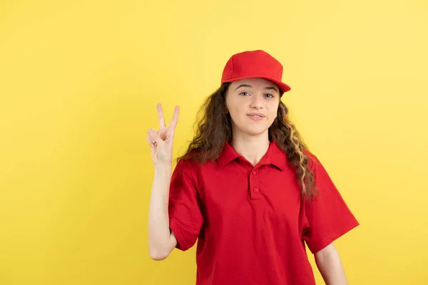 Chica Adolescente Rizada Camiseta Roja Gorra Pie Sobre Pared Amarilla —  Fotos de Stock