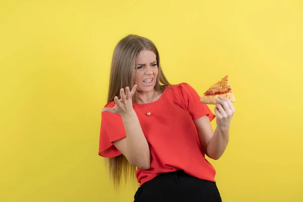 Bild Einer Verführerischen Frau Die Ein Stück Leckere Pizza Der — Stockfoto