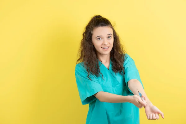Зображення Підліткової Медсестри Тримає Шприц Жовтому Тлі Високоякісна Фотографія — стокове фото