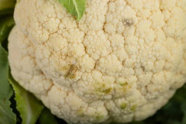 Coliflor Fresca Con Hojas Verdes Colocadas Sobre Fondo Madera Foto — Foto de Stock