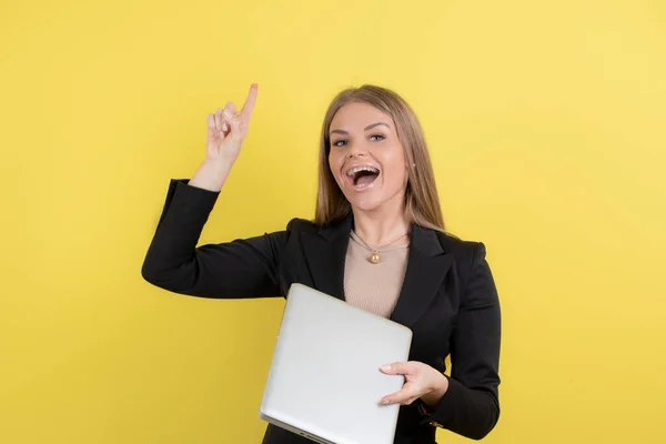 Obraz Młodej Pięknej Bizneswoman Trzymającej Laptopa Pozującej Kamery Wysokiej Jakości — Zdjęcie stockowe