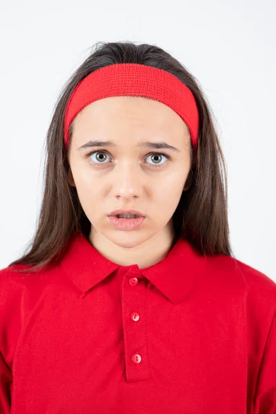 Dívka Červeném Tričku Náramek Čelenka Pózuje Bílém Pozadí — Stock fotografie