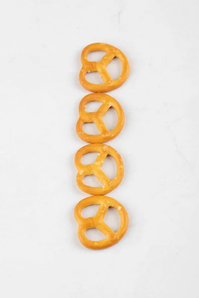 Stapel Heerlijke Gezouten Droge Pretzels Verspreid Een Witte Achtergrond Hoge — Stockfoto