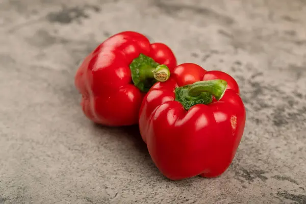 Taş Zeminde Iki Tane Parlak Kırmızı Dolma Biber Yüksek Kalite — Stok fotoğraf