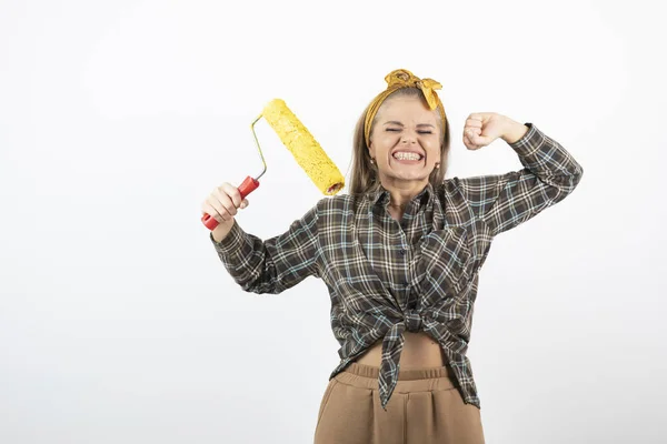 Jovem Loira Segurando Rolo Pintura Sobre Uma Parede Branca Foto — Fotografia de Stock