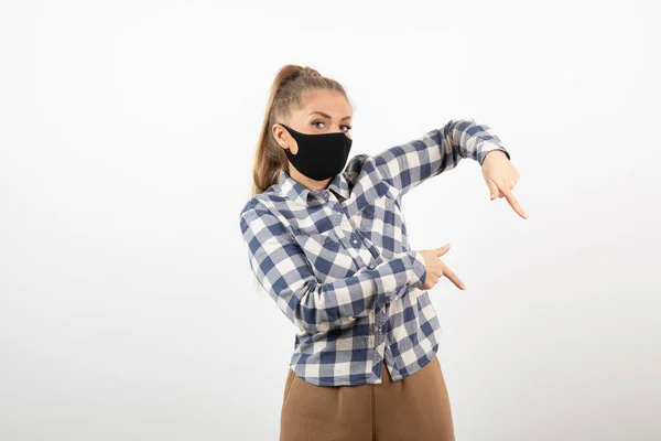 Photo Blonde Woman Black Face Mask Pointing White High Quality — Stock Photo, Image