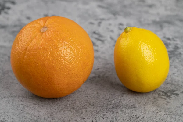 Limón Fresco Con Una Naranja Sana Aislada Sobre Fondo Piedra — Foto de Stock