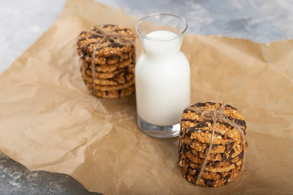 Pilha Biscoitos Integrais Copo Leite Assadeira Foto Alta Qualidade — Fotografia de Stock