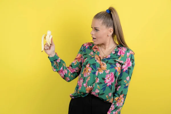 Зображення Красивої Дівчини Тримає Банан Стоїть Жовтому Тлі Високоякісна Фотографія — стокове фото