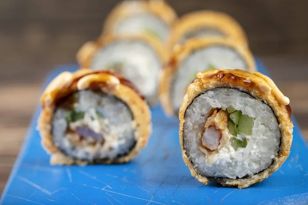 Délicieux Rouleaux Sushi Frais Placés Sur Une Planche Découper Bois — Photo