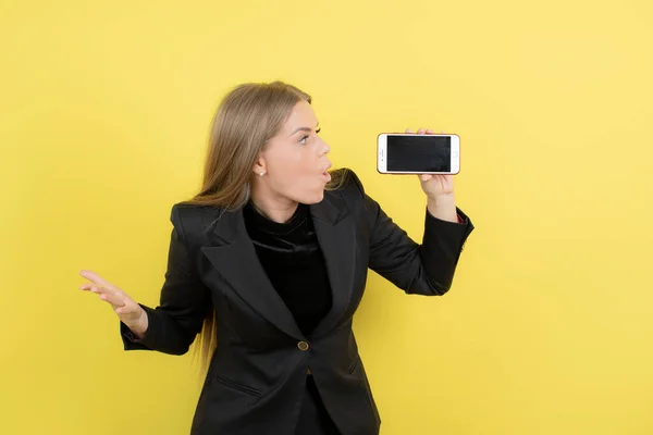 Bild Einer Jungen Schönen Geschäftsfrau Die Ihr Handy Mit Überraschtem — Stockfoto