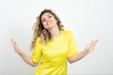 güzel genç kadın kıvırcık saçlı beyaz arka plan üzerinde poz