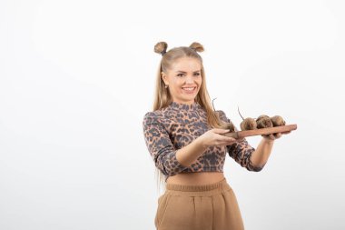 Leopar desenli sarışın kadın üstünde pancar kökü tabağıyla duruyor. Yüksek kalite fotoğraf