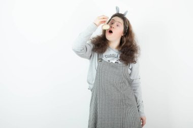 Down sendromlu sevimli bir kız beyaz çerçeveyi boş tutuyor. Yüksek kalite fotoğraf