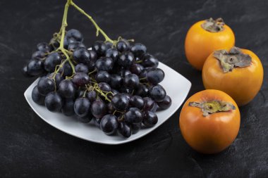 Siyah arka planda beyaz üzüm ve hurma meyveleri. Yüksek kalite fotoğraf