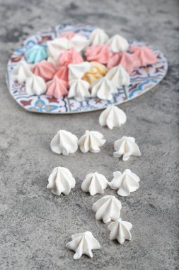 Taş zeminde renkli tatlı kremalı şekerler tabağı. Yüksek kalite fotoğraf