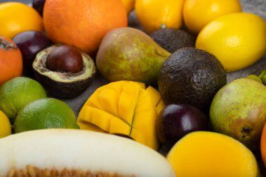 Taş zeminde çeşitli taze egzotik meyveler yığını. Yüksek kalite fotoğraf