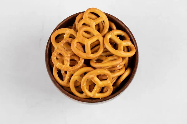 Ciotola Legno Gustosi Pretzel Croccanti Sfondo Bianco Foto Alta Qualità — Foto Stock