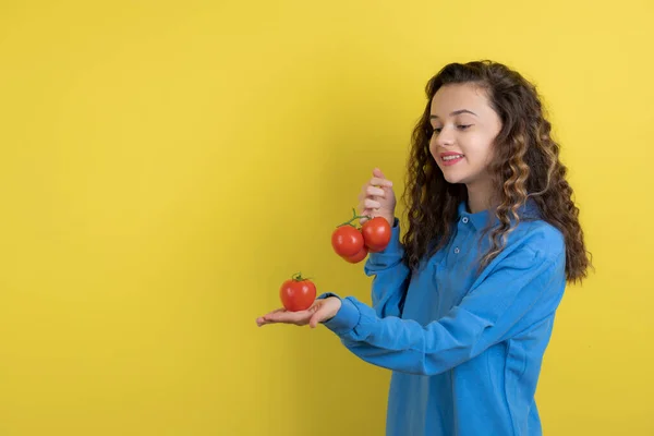 Jong Tienermeisje Blauw Sweatshirt Met Verse Tomaten Staande Hoge Kwaliteit — Stockfoto
