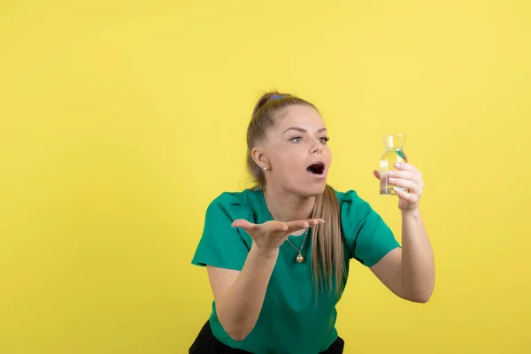 Schöne Frau Lässigem Outfit Die Ein Glas Wasser Auf Gelbem — Stockfoto