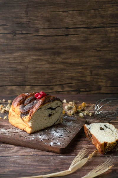 Bordo Legno Torta Con Semi Papavero Posto Tavolo Foto Alta — Foto Stock