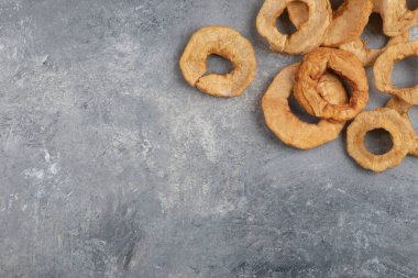 Kurutulmuş elma halkaları mermer arka planda. Yüksek kalite fotoğraf